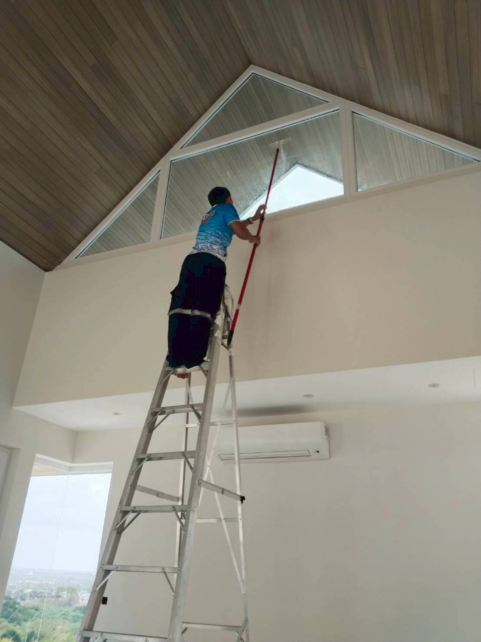 ทำความสะอาดกระจกบ้านวิลล่าสมัยใหม่